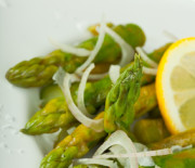 Spargel-Parmesan-Salat vegan mit nur 5 g Kohlenhydraten