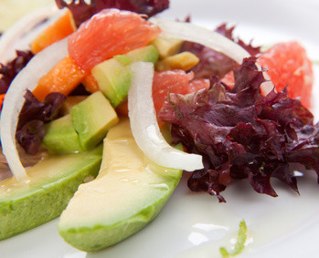 Papaya-Avocado-Gemüse-Salat mit nur 12 g Kohlenhydraten