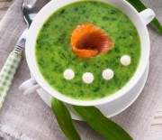 Grüne Suppe und Forelle mit nur 7 g Kohlenhydraten