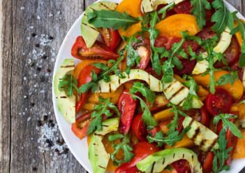 Bunter Salat für Vegetarier mit nur 11 g Kohlenhydraten